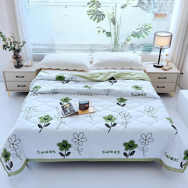 Elegant Printed Cooling Summer Quilt, Soft Washed Fabric Lightweight Quilted Comforter, Breathable Machine Washable Bed Blanket,