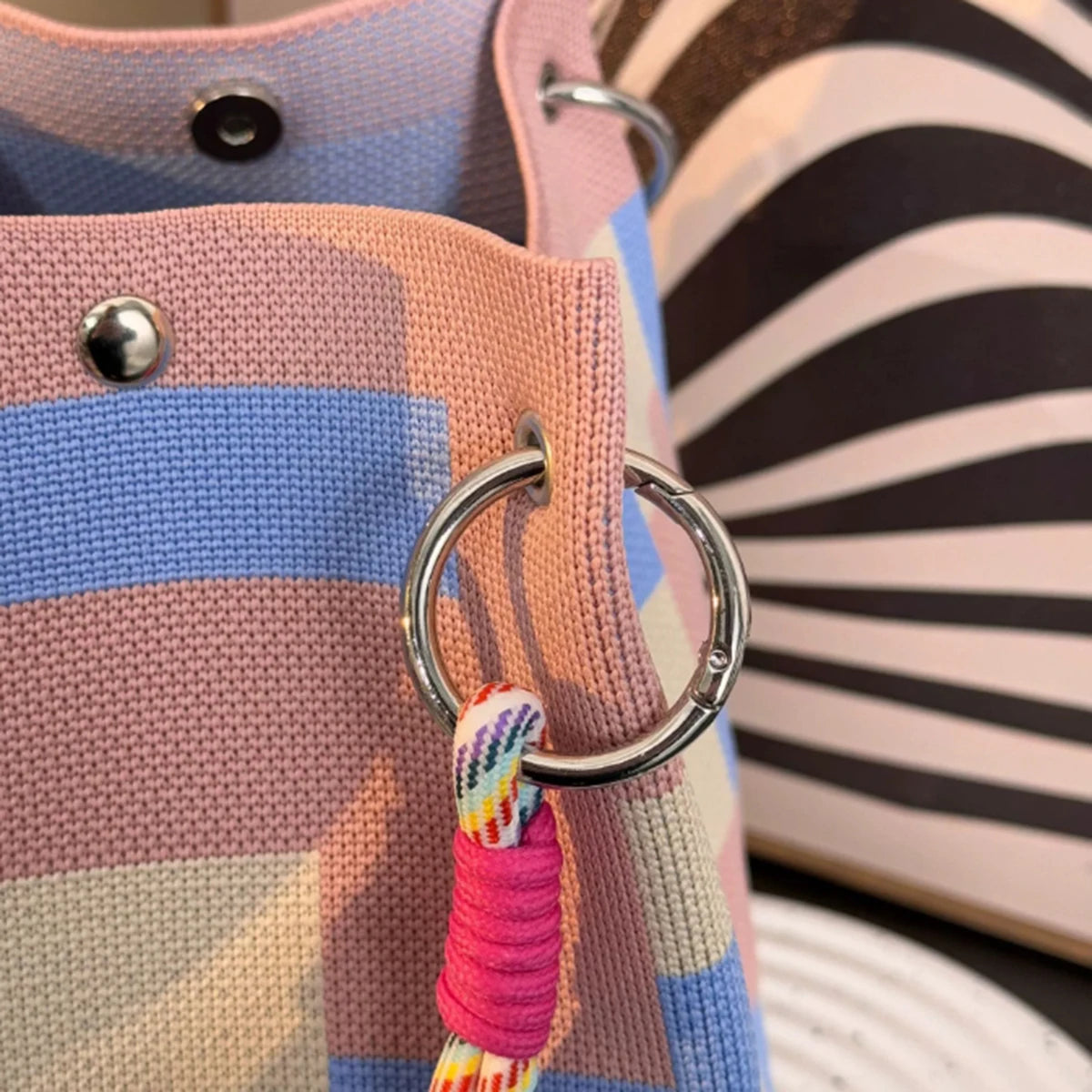 This multi-color knitted retro bucket handbag is simple and color-blocked, versatile and easy to carry with you