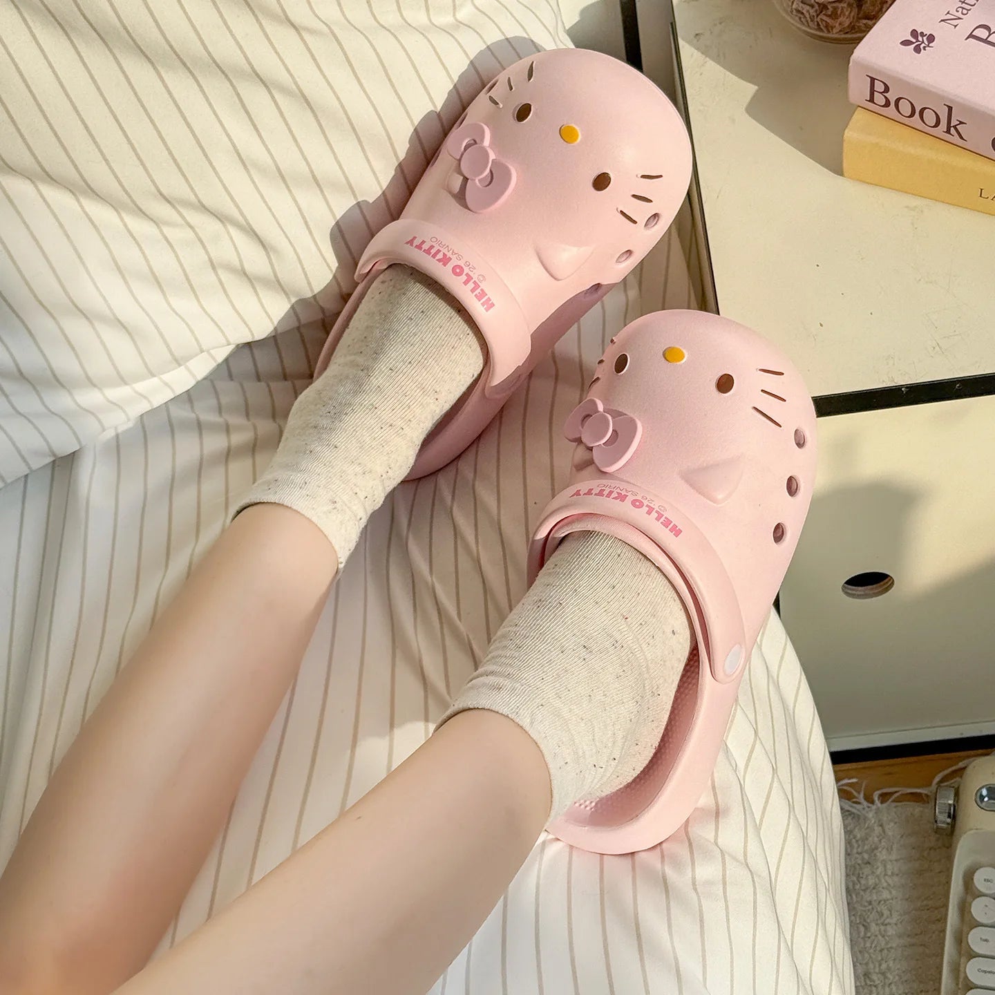 Kawaii HelloKitty Cartoon Peripheral Home Essential Women's Hole Shoes, Summer Slippers, Suitable for Summer Home and Beach Play