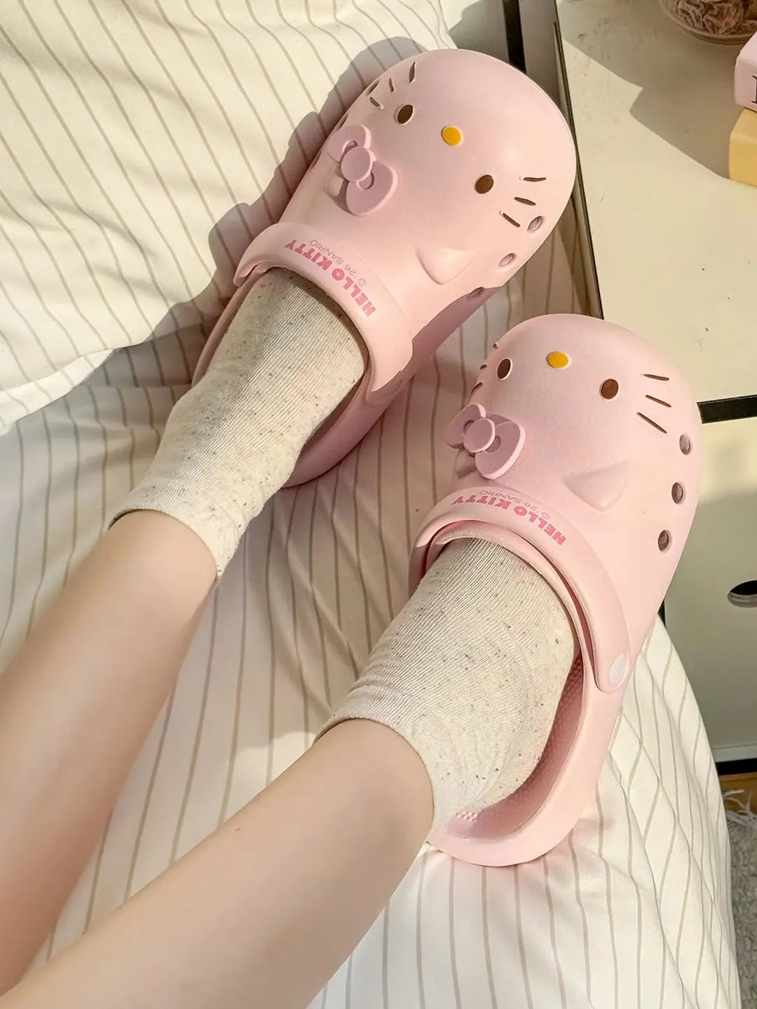 Kawaii HelloKitty Cartoon Peripheral Home Essential Women's Hole Shoes, Summer Slippers, Suitable for Summer Home and Beach Play