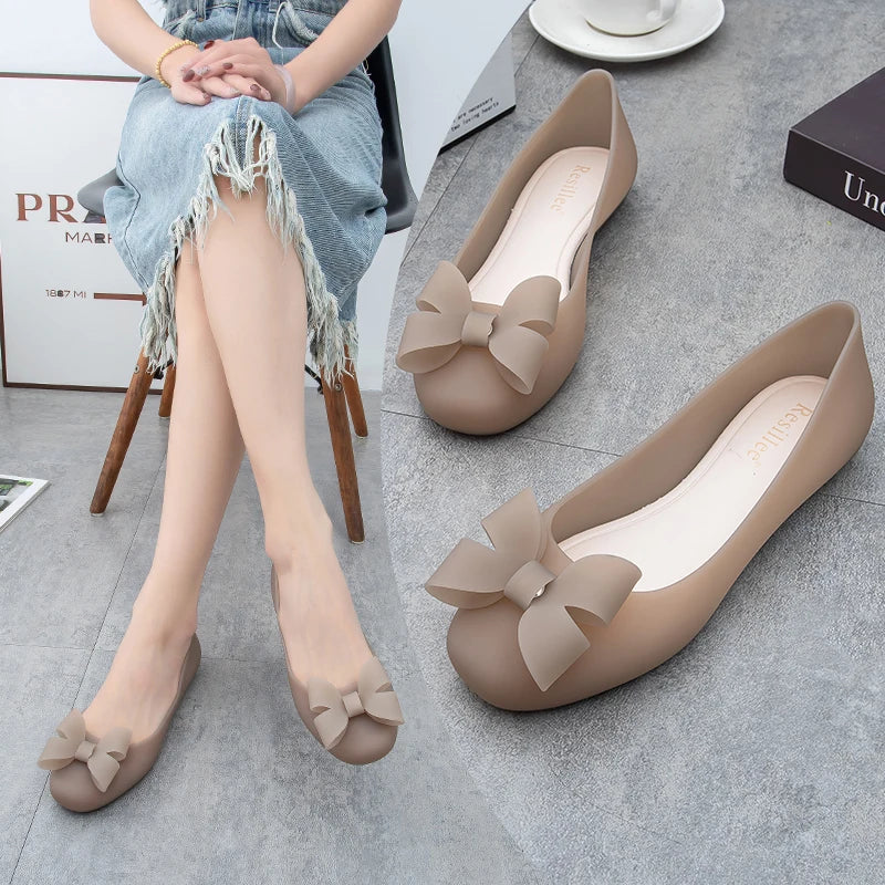 Women Bowknot Jelly Shoes Waterproof Flat Sandals Closed Toe Soft PVC Slip-On Casual Rain Shoes Beach Ballet Flats