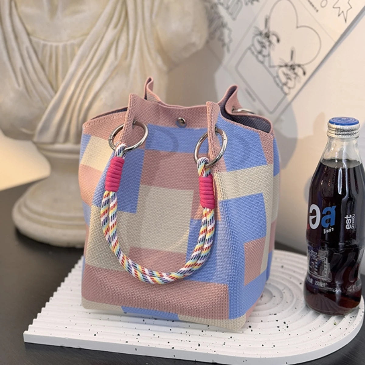 This multi-color knitted retro bucket handbag is simple and color-blocked, versatile and easy to carry with you