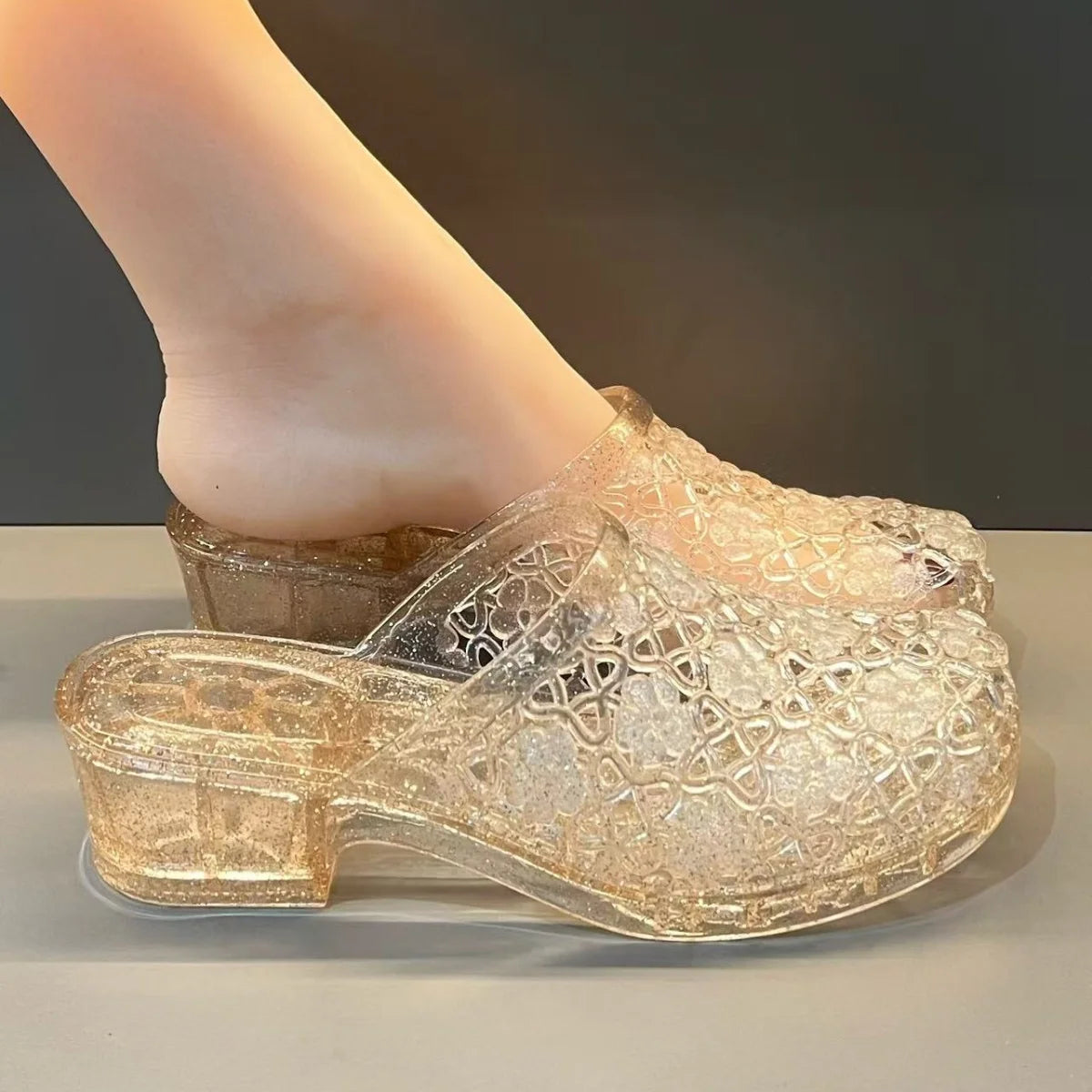 New transparent Crystal Slippers for Women Non-slip Thick Soled Odor-resistant Sandals Fashion Cut-outs Outdoor Jelly Slides