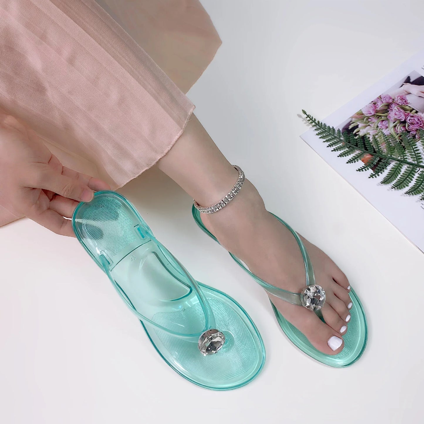 Transparent PVC herringbone sandals for summer 2025, new water diamond clip on feet, jelly flat shoes, anti slip beach vacation